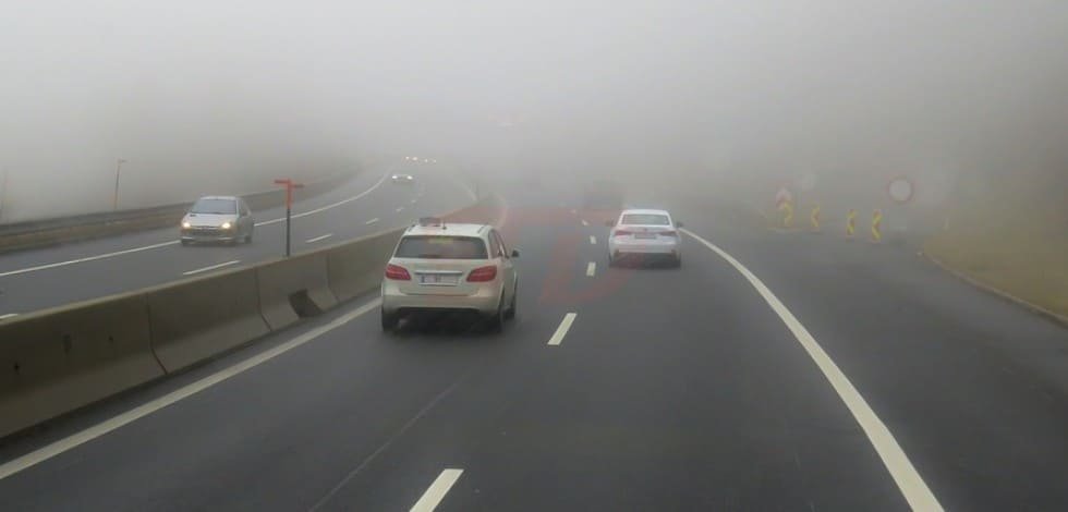 Если выбоину на дороге не было видно из-за тумана, дождя или снега