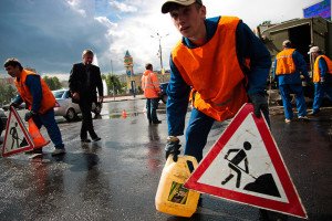 На фото - установка дорожного знака Ремонтные работы, bloknot-volgograd.ru