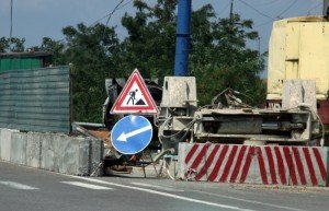На фото - знак Дорожные работы при ремонте дороги, torange.ru