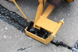 Чем и как заделать трещины в асфальте своими руками Мастика для ремонта трещин в асфальте