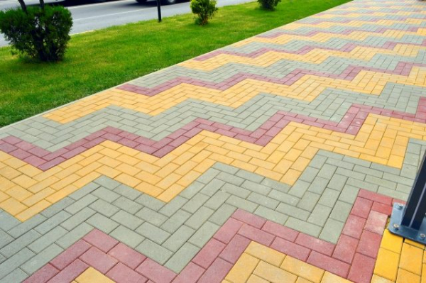 Чем покрасить тротуарную плитку: во дворе, после укладки, при изготовлении, отзывы