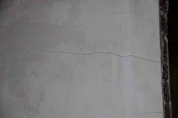 Как заделать трещины в штукатурке на стене: после высыхания, из газобетона, технология, причины появления